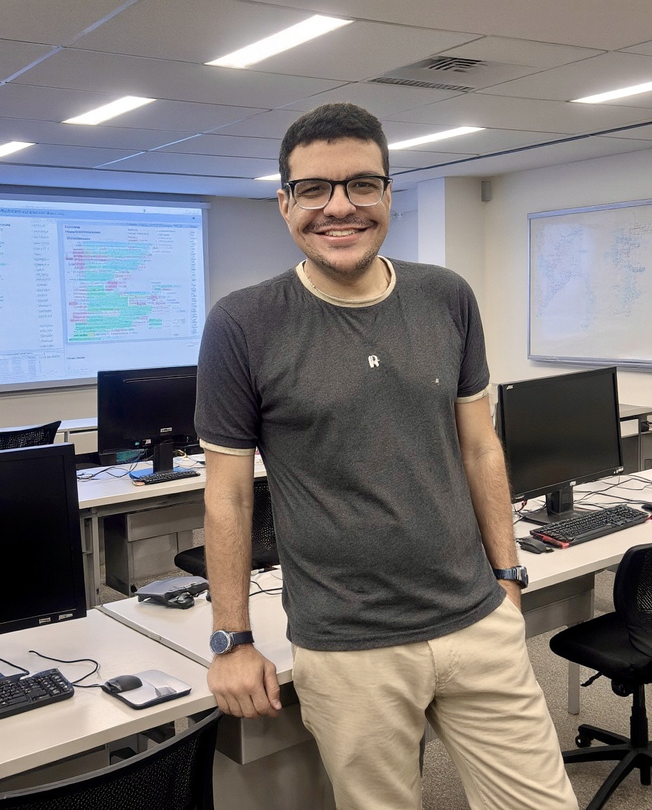 Professor Diogo Reis em laboratório de informática